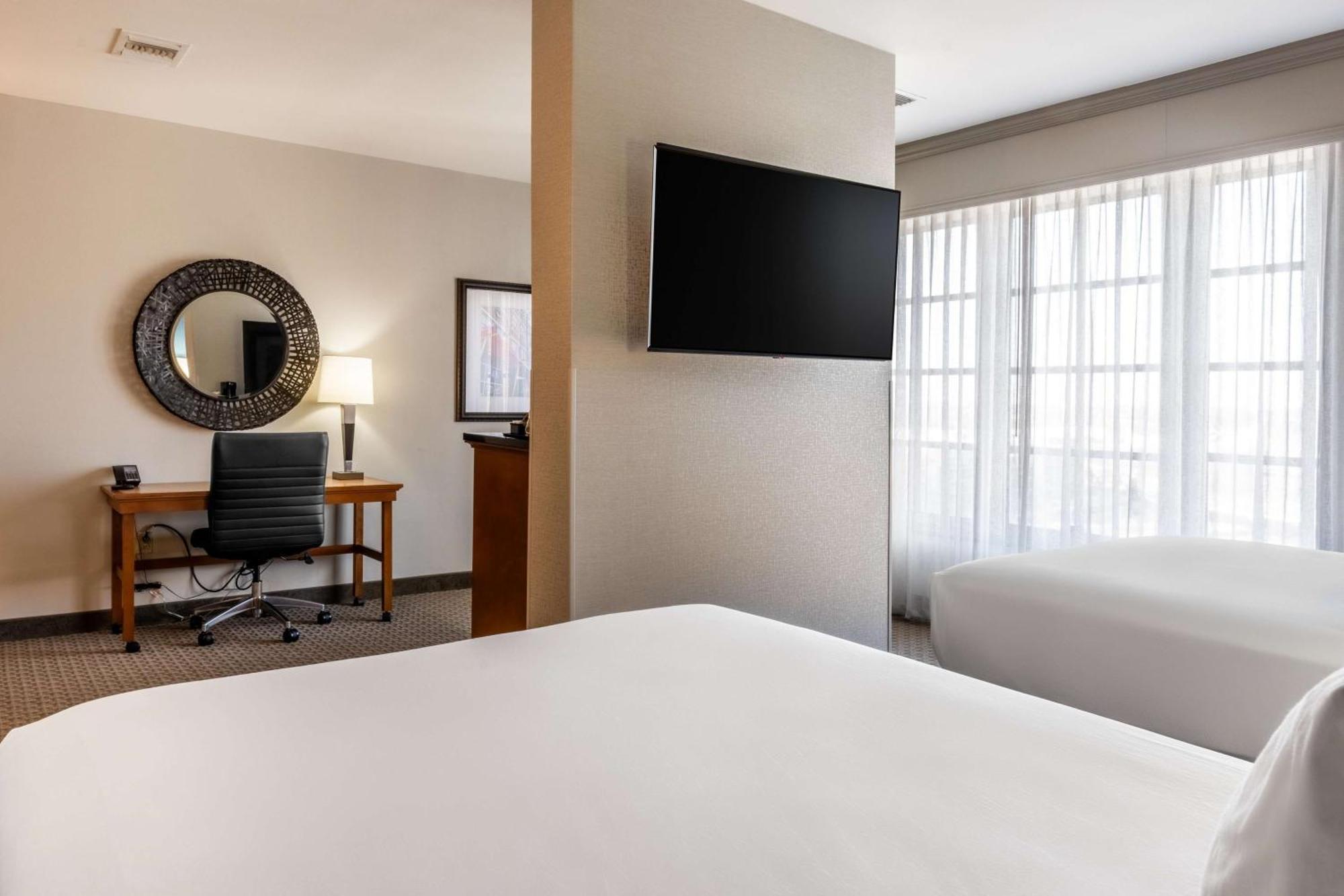 Drury Plaza Hotel Broadview Уичита Екстериор снимка
