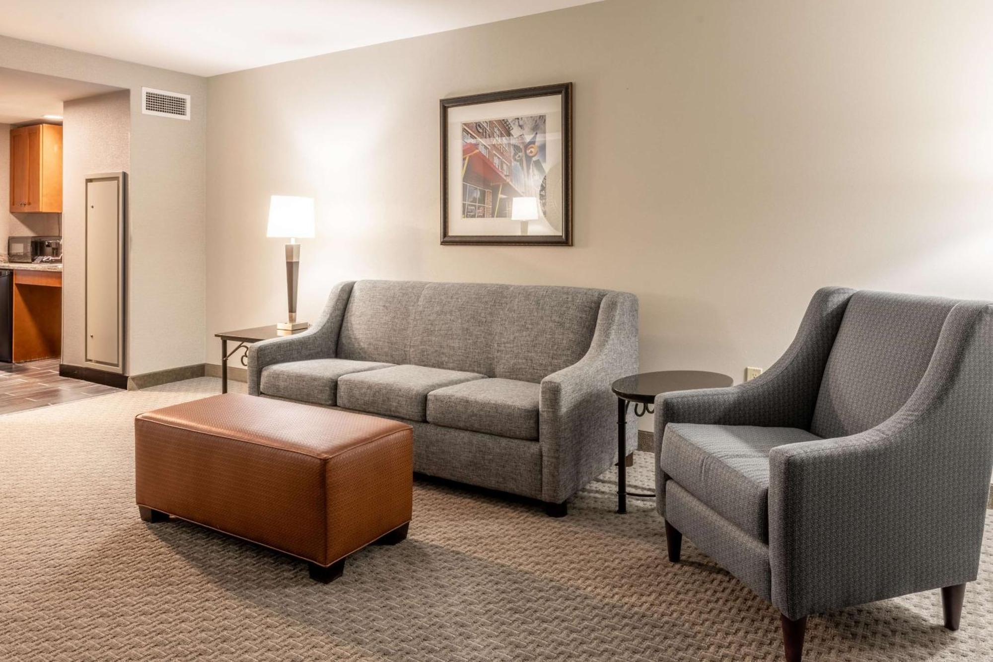 Drury Plaza Hotel Broadview Уичита Екстериор снимка