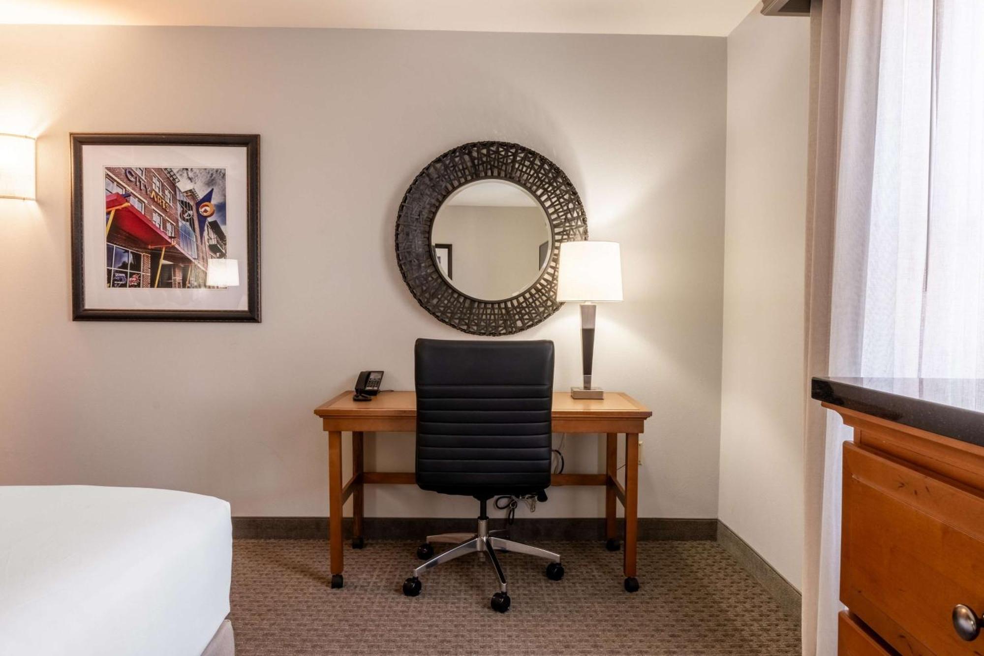 Drury Plaza Hotel Broadview Уичита Екстериор снимка