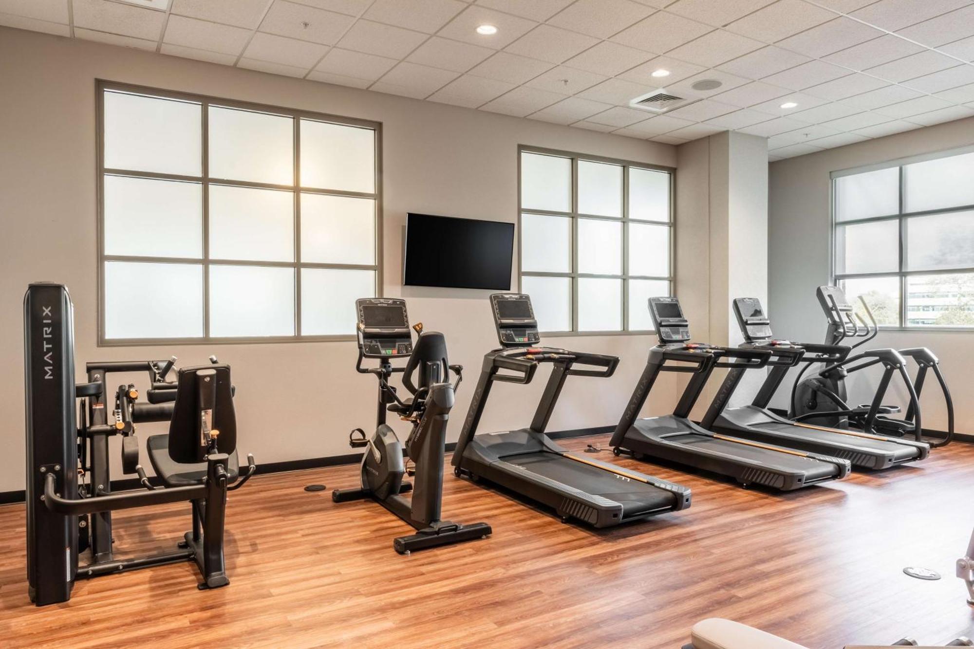 Drury Plaza Hotel Broadview Уичита Екстериор снимка