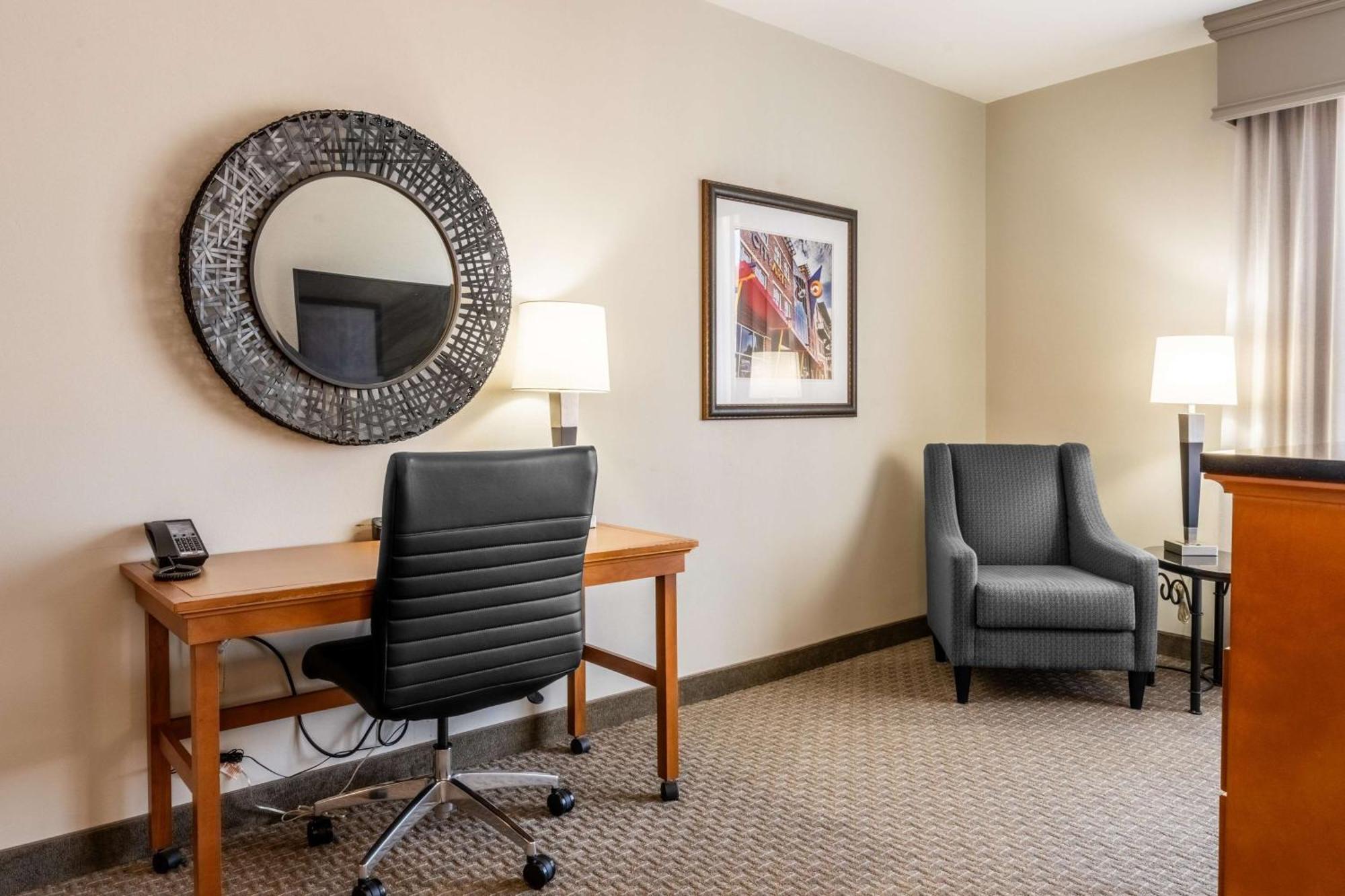 Drury Plaza Hotel Broadview Уичита Екстериор снимка