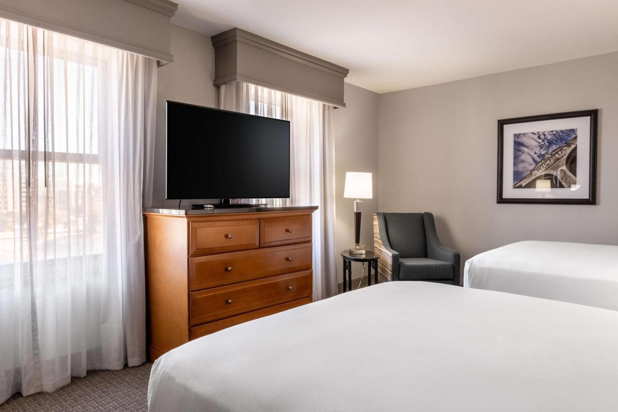 Drury Plaza Hotel Broadview Уичита Екстериор снимка