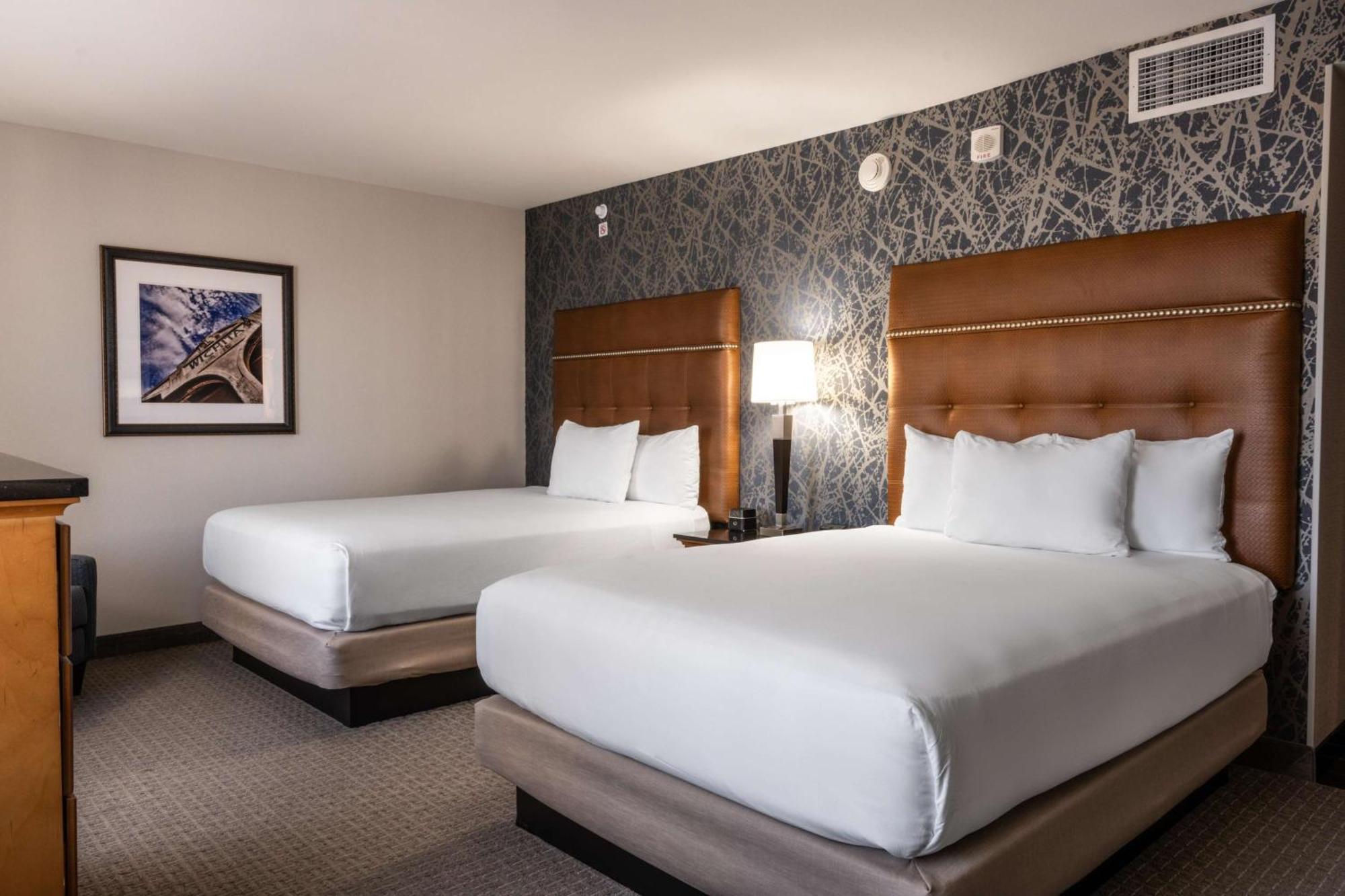 Drury Plaza Hotel Broadview Уичита Екстериор снимка