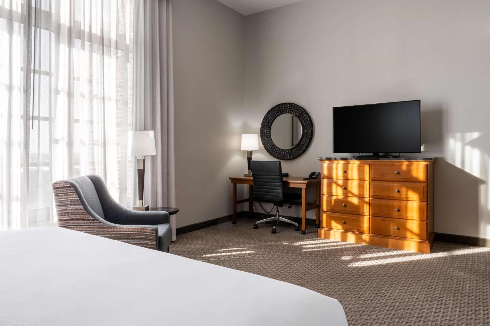 Drury Plaza Hotel Broadview Уичита Екстериор снимка