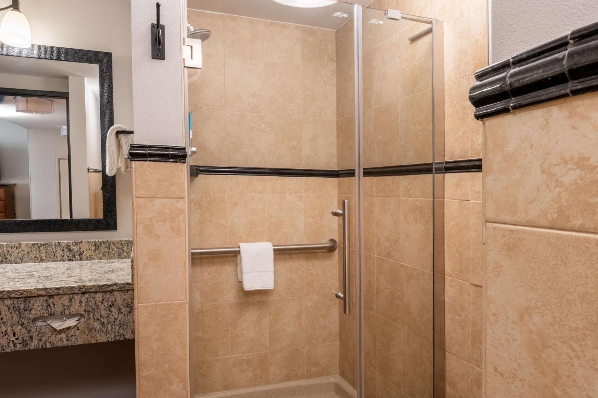 Drury Plaza Hotel Broadview Уичита Екстериор снимка