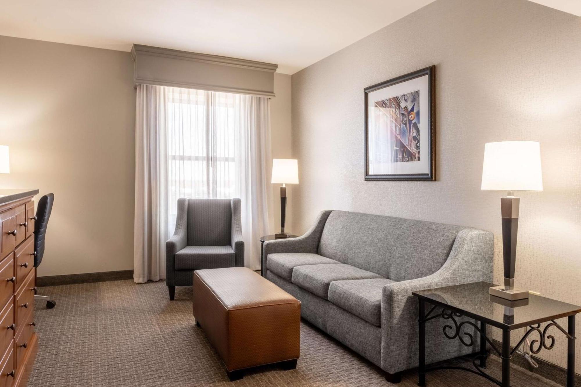Drury Plaza Hotel Broadview Уичита Екстериор снимка