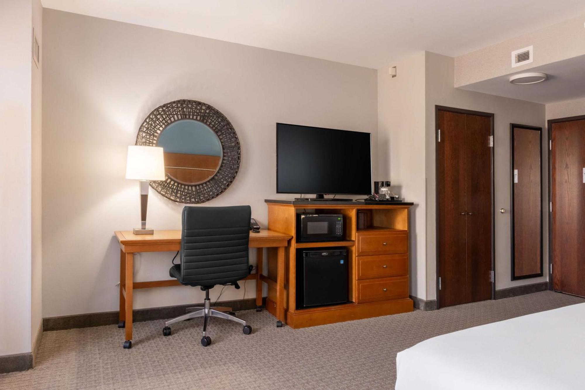 Drury Plaza Hotel Broadview Уичита Екстериор снимка