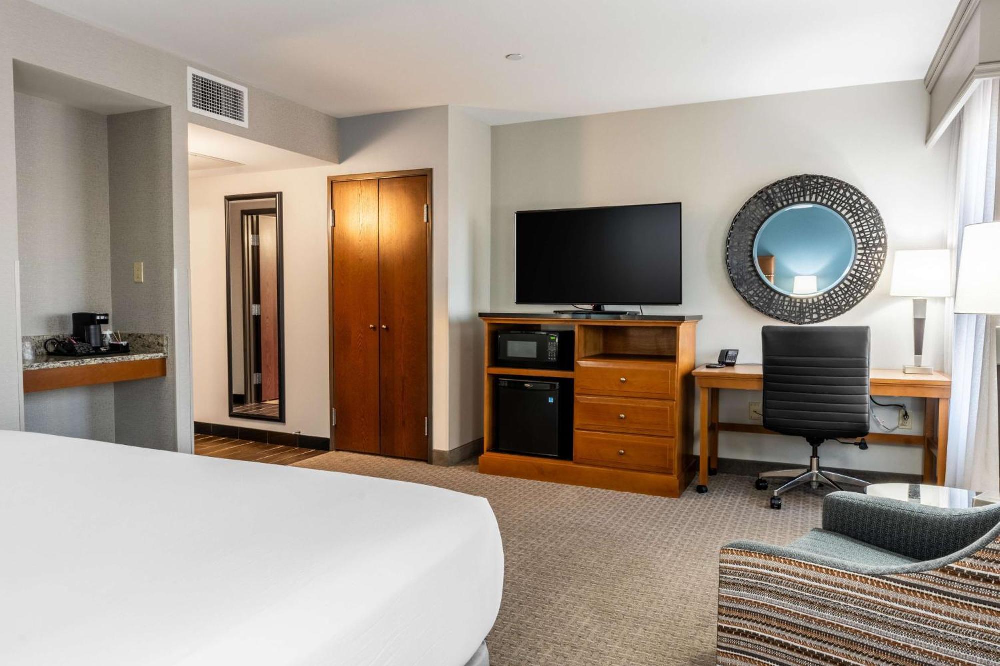 Drury Plaza Hotel Broadview Уичита Екстериор снимка