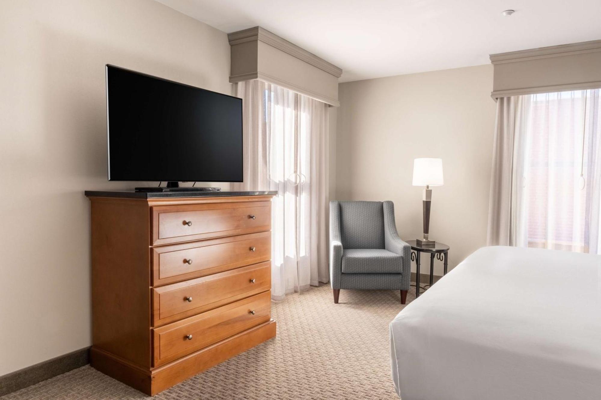 Drury Plaza Hotel Broadview Уичита Екстериор снимка