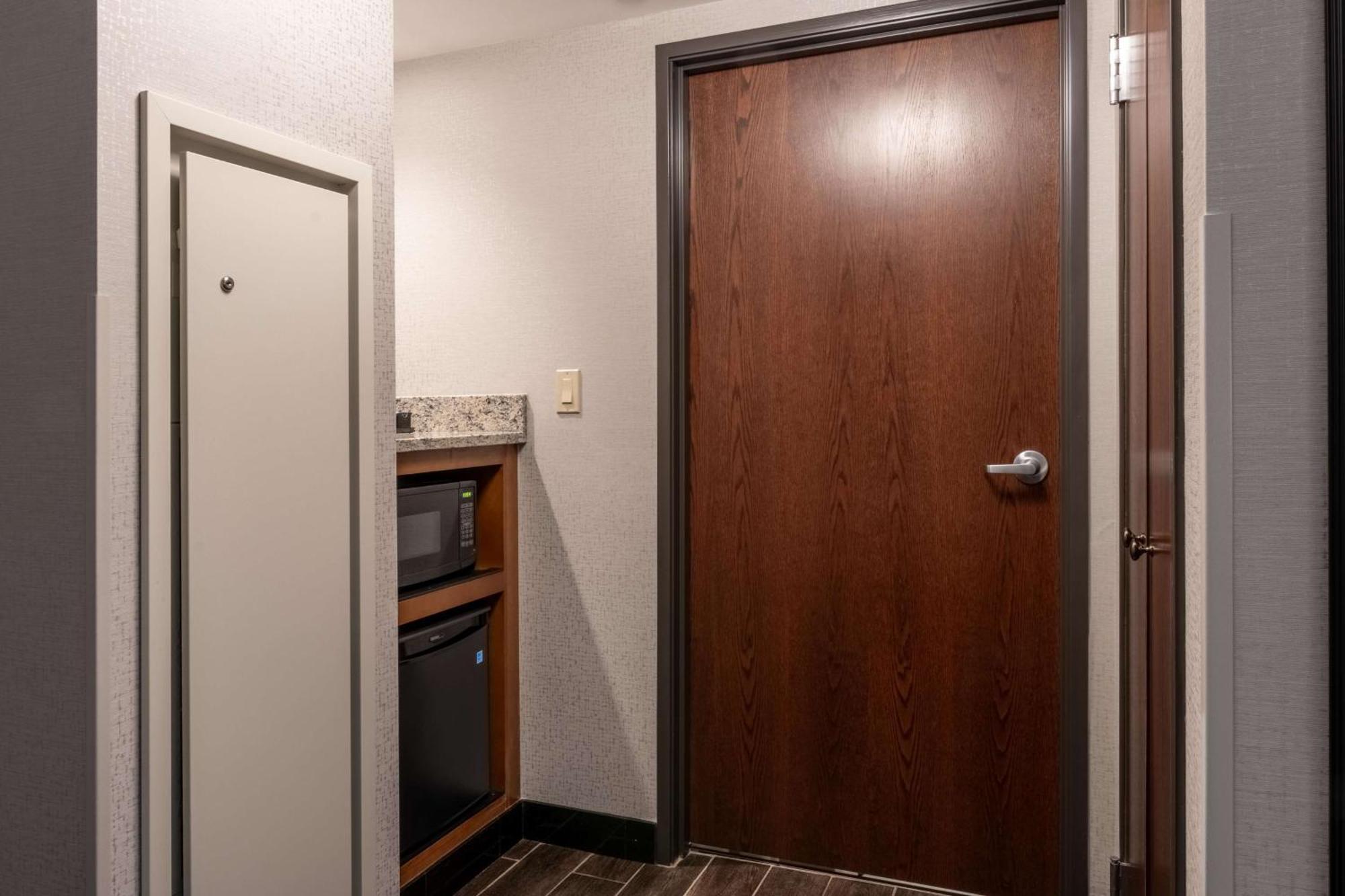 Drury Plaza Hotel Broadview Уичита Екстериор снимка