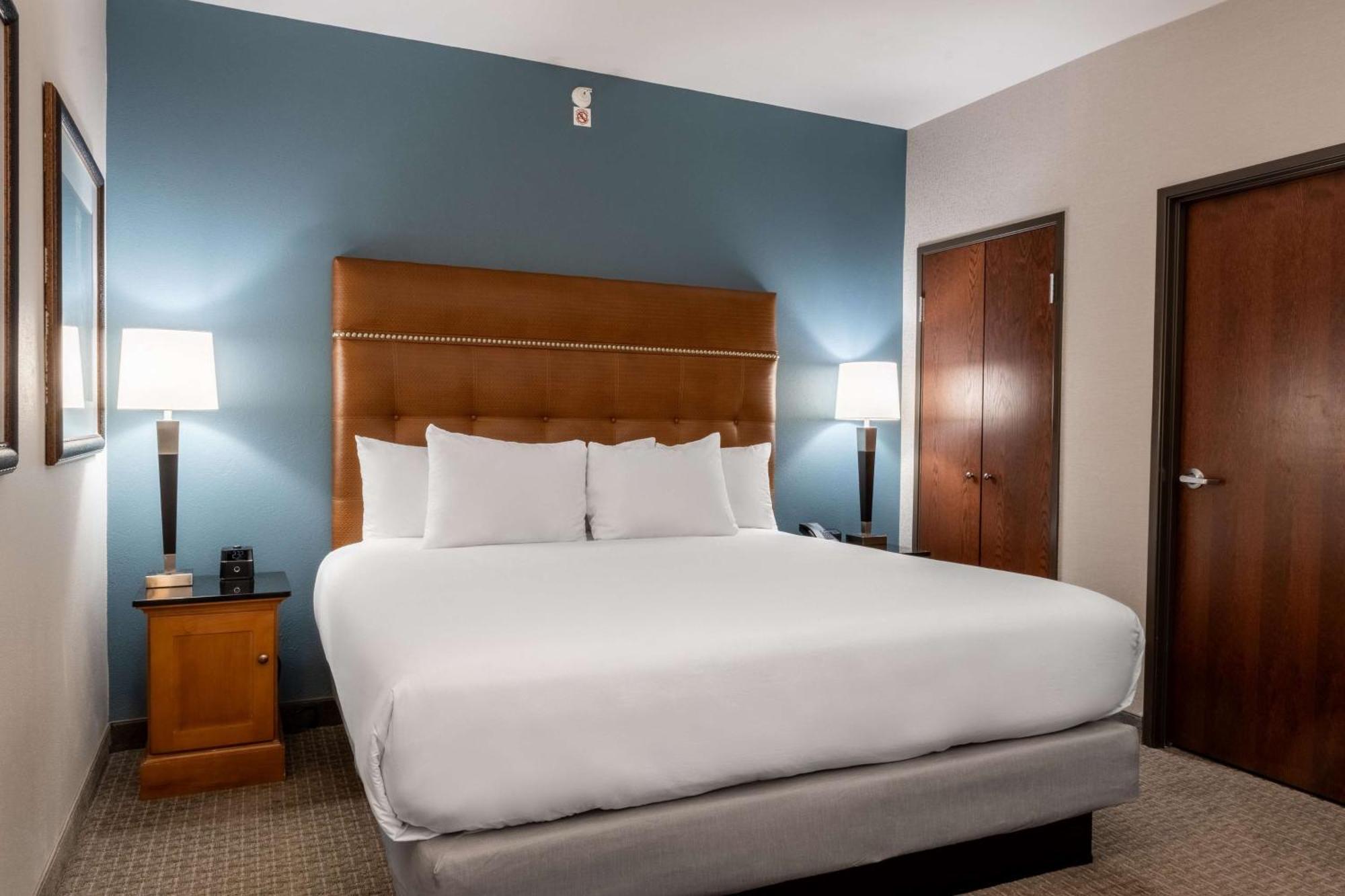 Drury Plaza Hotel Broadview Уичита Екстериор снимка
