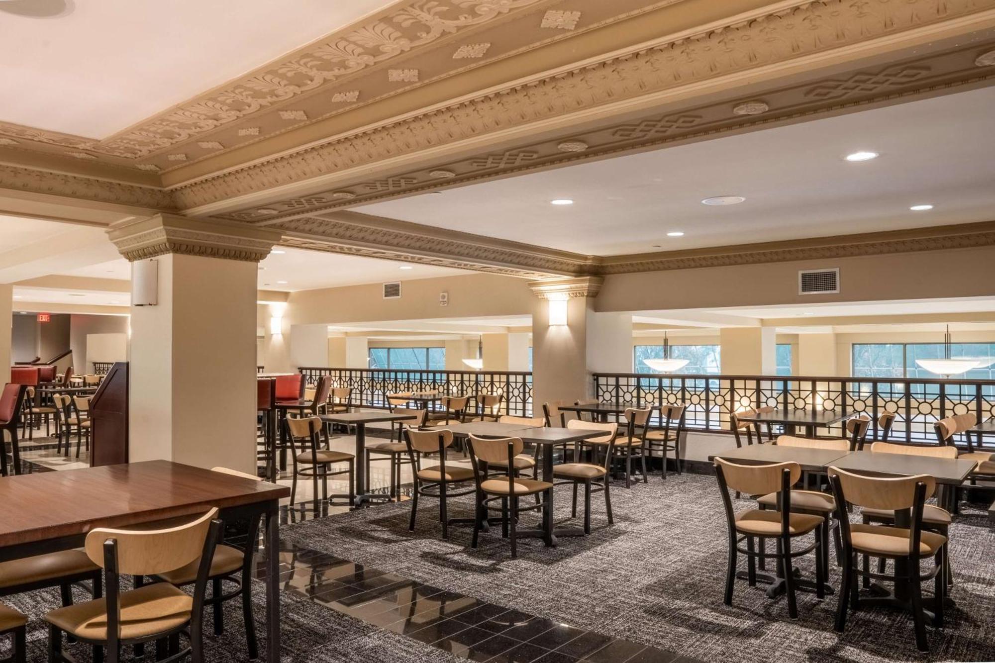 Drury Plaza Hotel Broadview Уичита Екстериор снимка
