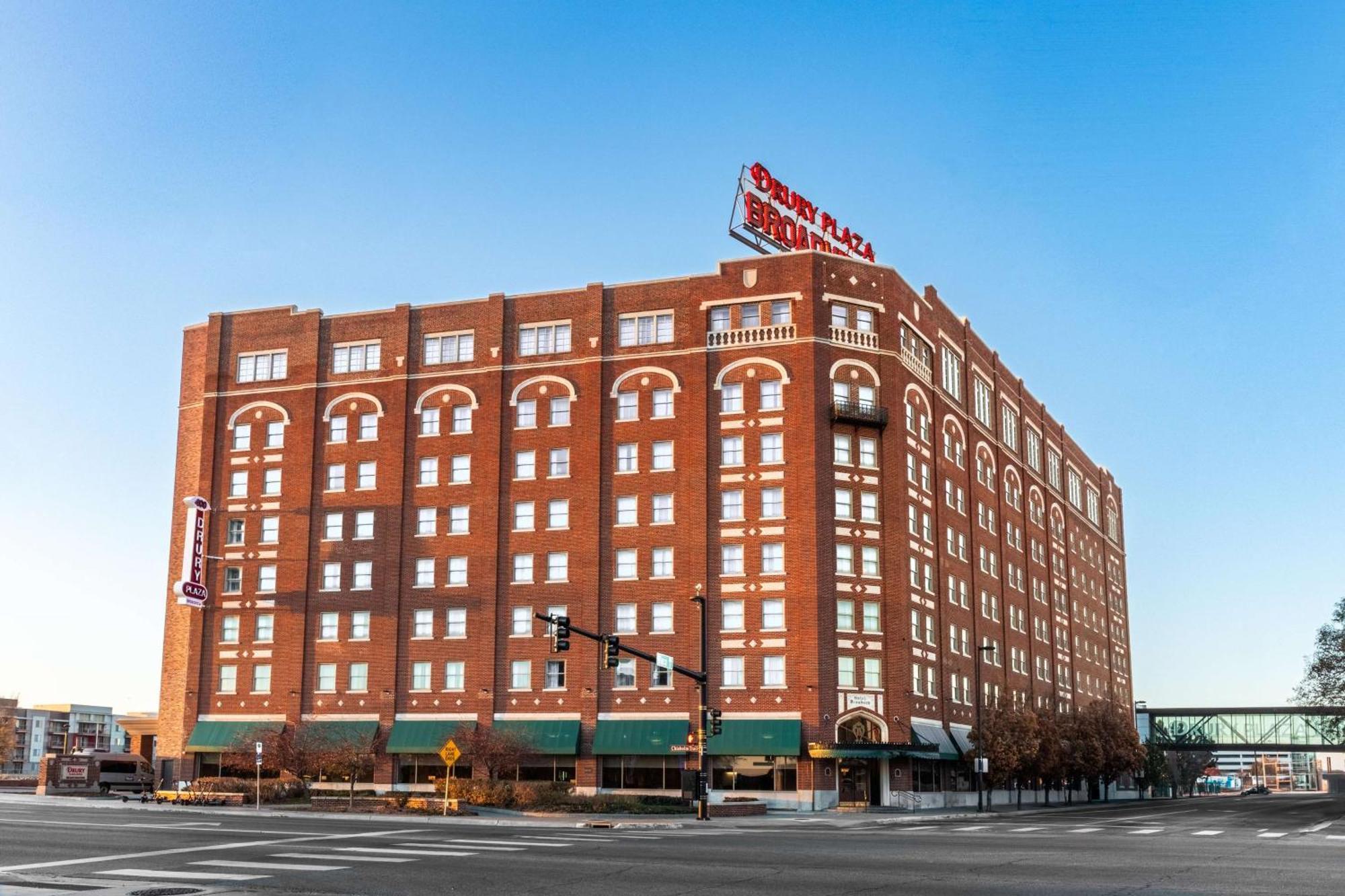 Drury Plaza Hotel Broadview Уичита Екстериор снимка