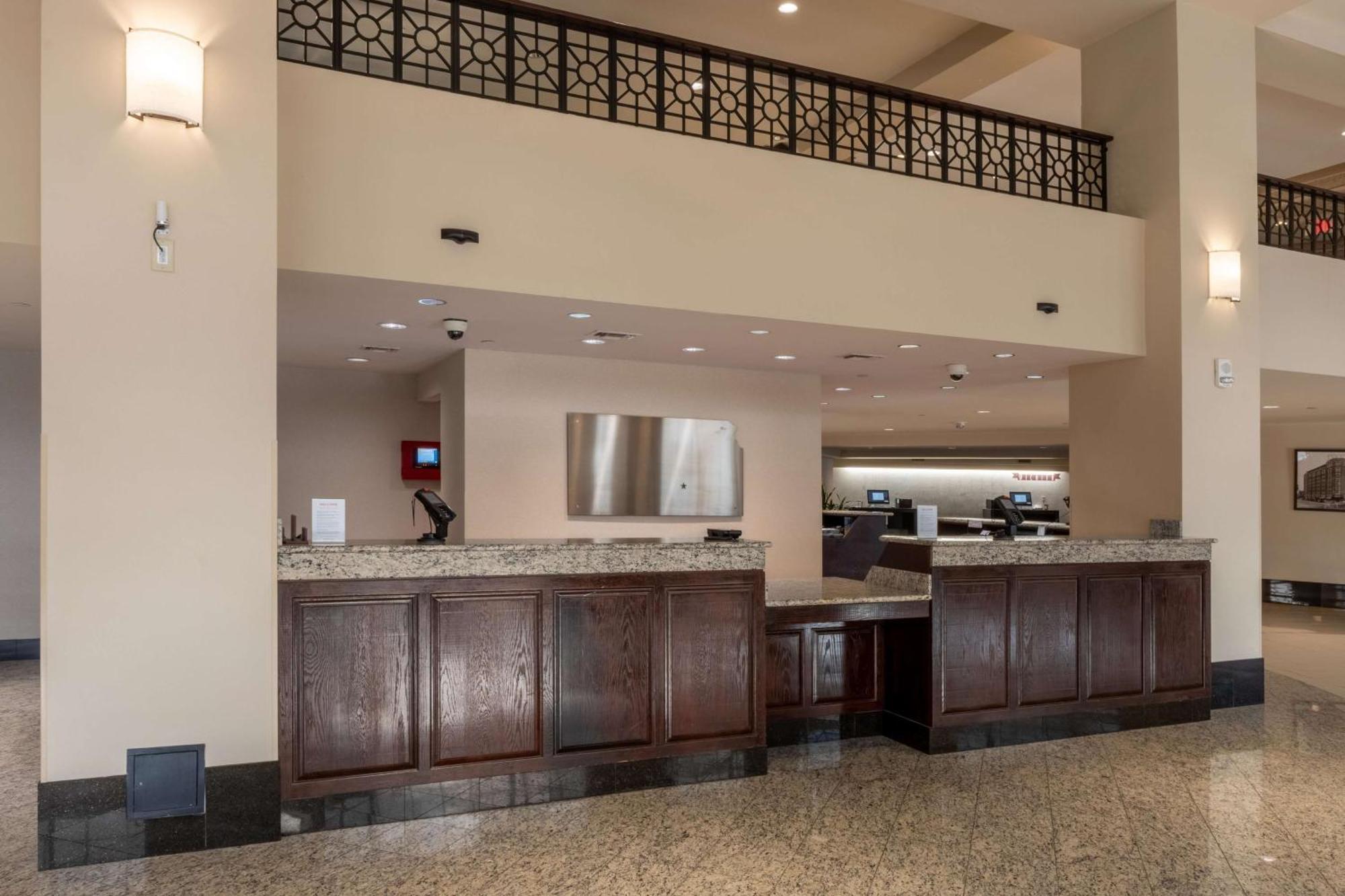 Drury Plaza Hotel Broadview Уичита Екстериор снимка